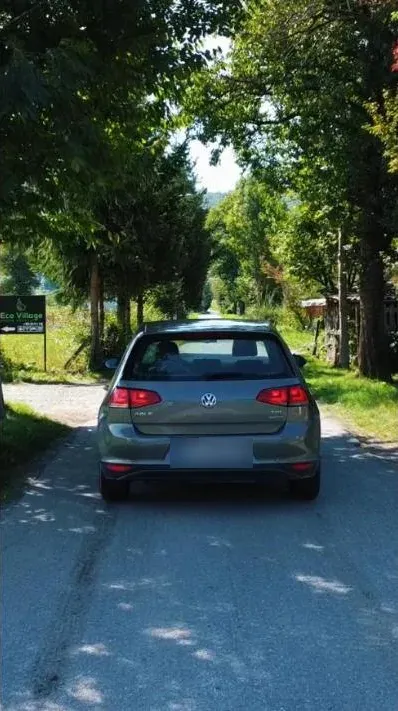 Automobil na putu kroz šumu prema Eco Village-u