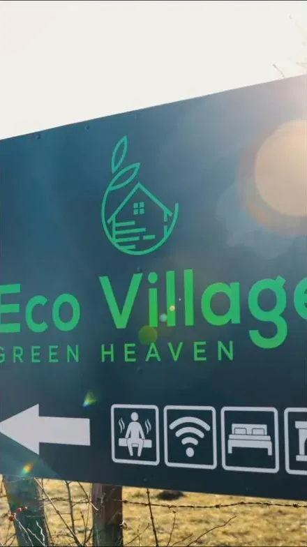 Tabla Eco Village Green Heaven pored puta